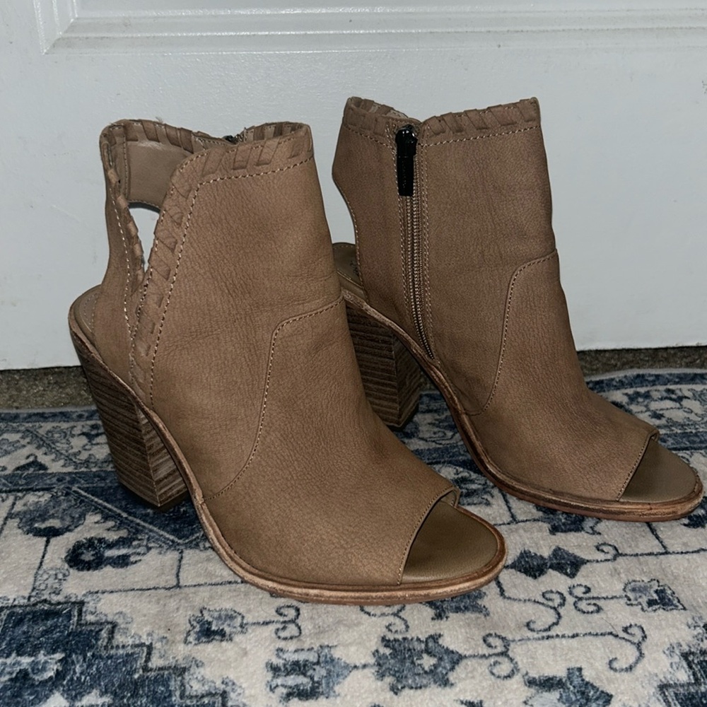 (3 for $25 sale) Vince Camuto Kicetta Bootie 6.5